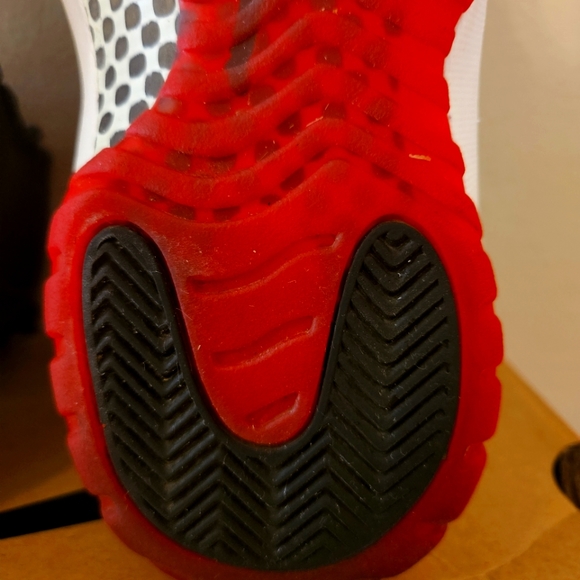 Jordan 11 Retro Playoffs Bred (2019) 378037-061 Size 9.5 - Picture 13 of 15
